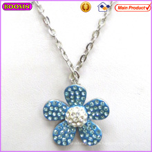 Blaue Kristallblumen-elegante Art-Halskette empfangen OEM / ODM (17344)